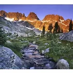 Cozy Condo Walking Distance To Village And Gondola W/ Pool/ Jacuzzi Sleeps 4.