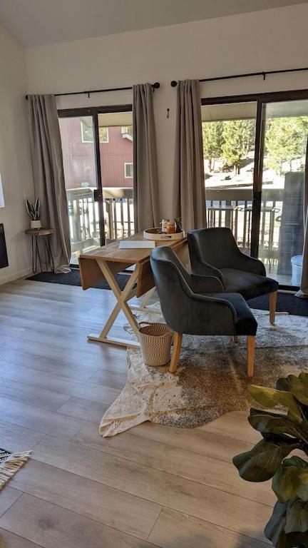 Cozy Walking Distance To Village And Gondola W/ Pool/ Jacuzzi Sleeps 4. Mammoth Lakes