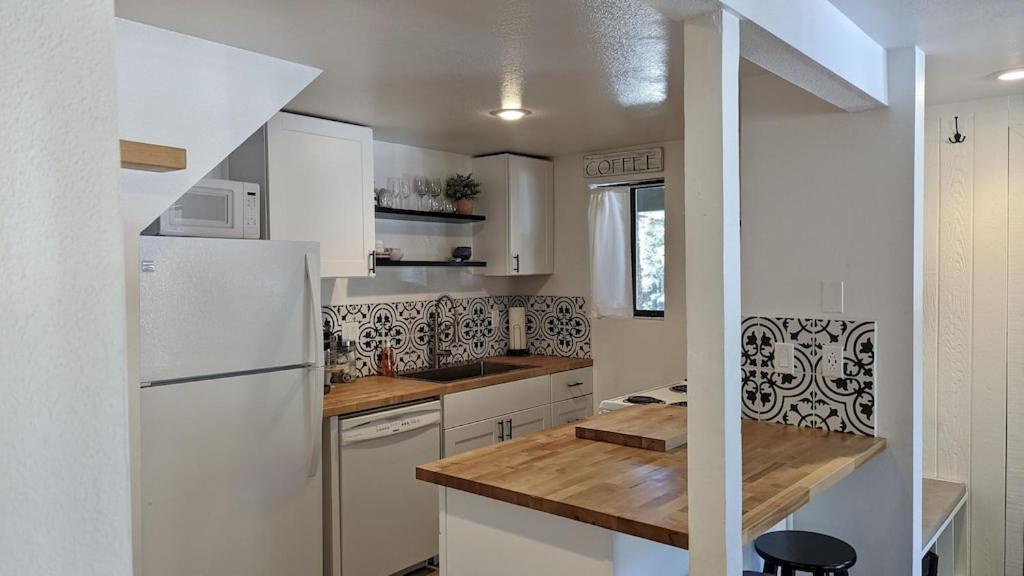 Cozy Walking Distance To Village And Gondola W/ Pool/ Jacuzzi Sleeps 4. * Mammoth Lakes