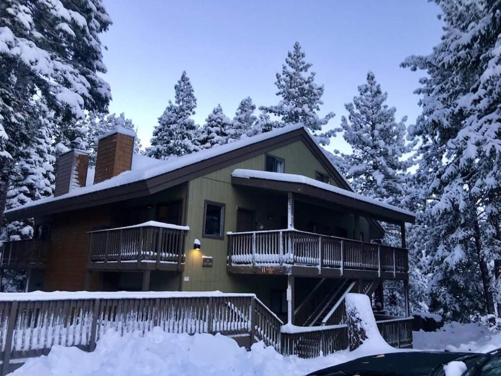 Cozy Walking Distance To Village And Gondola W/ Pool/ Jacuzzi Sleeps 4. Mammoth Lakes