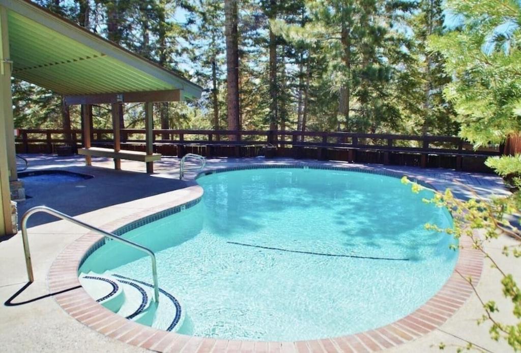 Cozy Walking Distance To Village And Gondola W/ Pool/ Jacuzzi Sleeps 4.