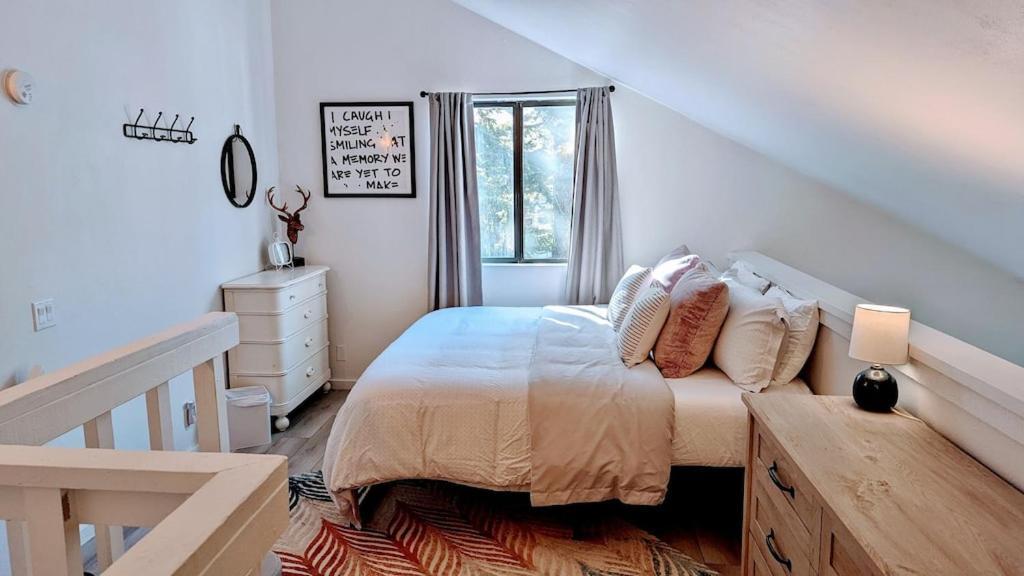 Cozy Walking Distance To Village And Gondola W/ Pool/ Jacuzzi Sleeps 4. *