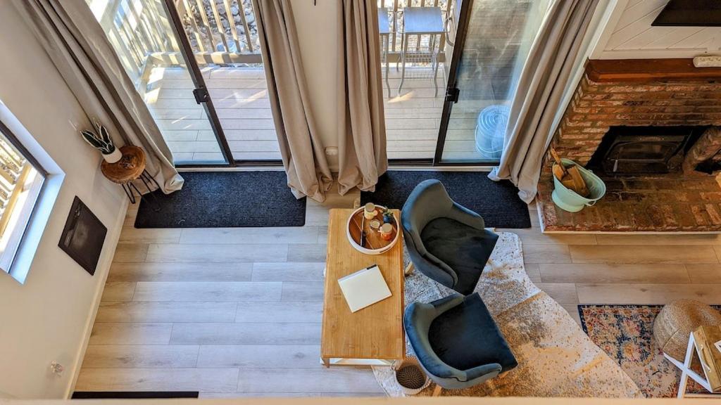 Cozy Walking Distance To Village And Gondola W/ Pool/ Jacuzzi Sleeps 4.