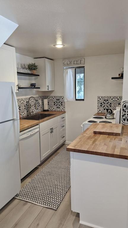 Cozy Walking Distance To Village And Gondola W/ Pool/ Jacuzzi Sleeps 4. Appartement *